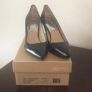 Michael Kores Flex Mid Pump